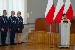 Zdjęcie przedstawia posła Lidię Burzyńską przy mównicy.