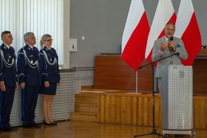 Zdjęcie przedstawia posła Andrzeja Szewińskiego przy mównicy.