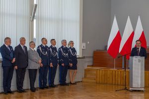 Zdjęcie przedstawia senatora Ryszarda Majera przy mównicy.