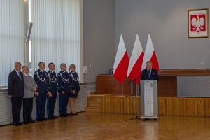 Zdjęcie przedstawia Burmistrza Kłobucka przy mównicy.