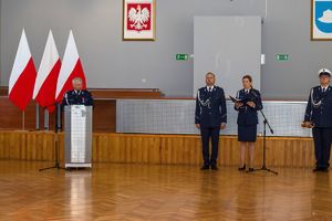 Zdjęcie przedstawia Zastępcę Komendanta Wojewódzkiego Policji w Katowicach przy mównicy.