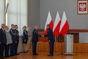 Zdjęcie przedstawia uścisk dłoni dowódcy uroczystości oraz zastępcy Komendanta Wojewódzkiego.