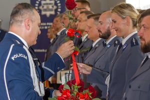 Zdjęcie przedstawia Zastępcę Komendanta Powiatowego wręczającego kwiaty policjantkom.
