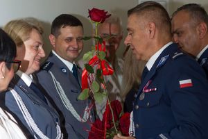 Zdjęcie przedstawia Komendanta Powiatowego wręczającego kwiaty policjantkom.