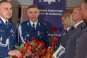 Zdjęcie przedstawia Komendanta Powiatowego oraz Zastępcę  wręczających kwiaty policjantkom.