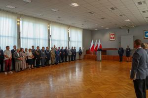 Zdjęcie przedstawia uczestników uroczystości w sali sesyjnej.
