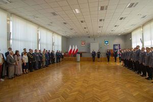 Zdjęcie przedstawia uczestników uroczystości w sali sesyjnej.