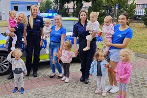umundurowane policjantki prowadzą prelekcje z dziećmi w wieku przedszkolnym, rozdają im odblaski, pozują do zdjęcia