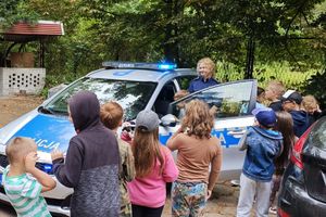 policjantka pokazuje dzieciom radiowóz
