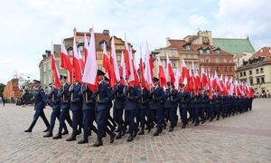 Kompania policyjna z flagami Polski.