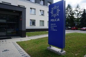 Wejście do komendy Policji w Kłobucku.