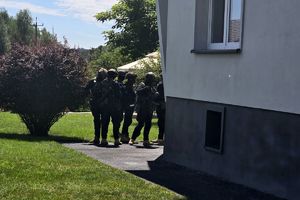 Zdjęcie przedstawia funkcjonariuszy samodzielnego Pododdziału Kontrterrorystycznego Policji.
