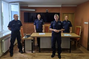 Zdjęcie przedstawia komendanta oraz policjantów z komisji.