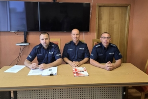 Zdjęcie przedstawia policjantów z komisji.