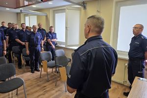 Zdjęcie przedstawia policjantów w sali.