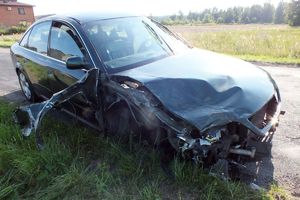 zniszczone auto w zdarzeniu drogowym