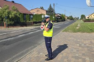 umundurowany policjant kontroluje prędkość