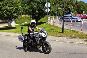 umundurowany policjant na motorze