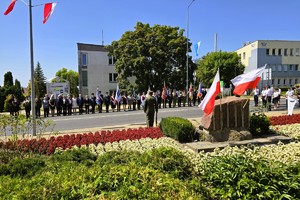 uczestnicy obchodów maszerują oraz składają wiązanki kwiatów pod miejscami pamięci narodowej