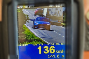 zdjęcie kontrolowanego pojazdu, którego prędkość wynosi 136 kilometrów na godzinę