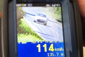 zdjęcie kontrolowanego pojazdu, którego prędkość wynosi 136 kilometrów na godzinę