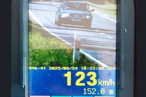 urządzenie do pomiaru prędkości pokazujące wynik 123