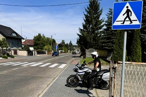 umundurowany policjant na motocyklu