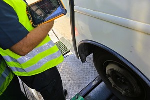 autobus jest sprawdzany technicznie na mobilnej stacji przez funkcjonariusza