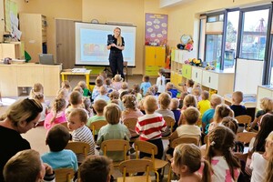 umundurowane policjantki oraz przedszkolaki