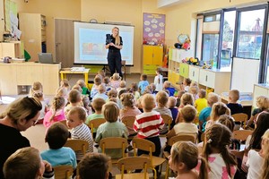 umundurowane policjantki oraz przedszkolaki