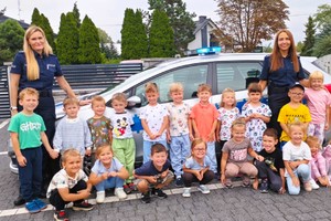 umundurowane policjantki oraz przedszkolaki