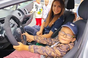 policjantka siedzi w radiowozie z dzieckiem
