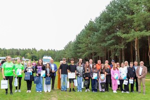 zdjęcie grupowe organizatorów i uczniów, którzy wygrali w konkursach
