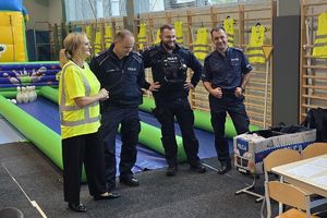 na zdjęciu policjanci oraz uczestnicy festynu, dzieci w kamizelkach odblaskowych, policjanci w mundurach oraz strażacy ochotnicy