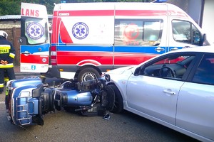 motocykl i samochód biorący udział w zdarzeniu