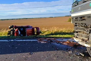 wrak samochodu osobowego oraz ciężarówka biorąca udział w wypadku