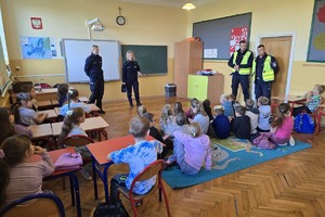 policjanci i policjantki prowadzą prelekcje z dziećmi w klasie