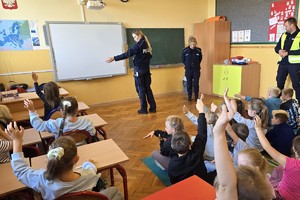 policjanci i policjantki prowadzą prelekcje z dziećmi w klasie