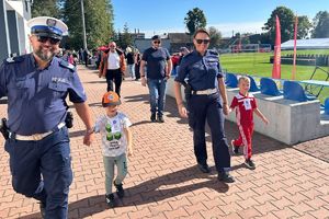 policjanci prowadzą dzieci za rękę