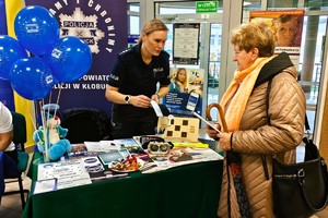 Aspirant Aleksandra Śledziona podczas rozmowy z uczestniczką spotkania w ZUS w Kłobucku