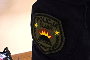 Na zdjęciu fragment umundurowania policyjnego z naszywką