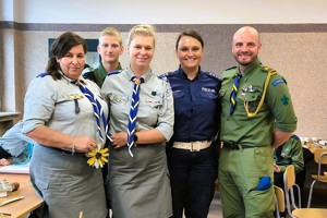 Pamiątkowe zdjęcie harcerzy z policjantką