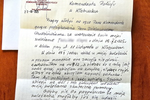 Na zdjęciu widoczny jest odręcznie napisany list skierowany do Komendanta Powiatowego Policji w Kłobucku. Autorka podziękowań wyraża wdzięczność dzielnicowemu za pomoc udzieloną jej koleżance w jednym z bloków przy ul. 11 Listopada w Kłobucku. W liście opisuje, że kobieta zakrztusiła się podczas jedzenia obiadu i przestała oddychać, a policjant natychmiast udzielił jej skutecznej pomocy, ratując życie. Autorka podkreśla, że gdyby nie szybka reakcja policjanta, mogło dojść do tragedii.
