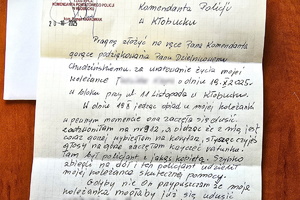 Na zdjęciu widoczny jest odręcznie napisany list skierowany do Komendanta Powiatowego Policji w Kłobucku. Autorka podziękowań wyraża wdzięczność dzielnicowemu za pomoc udzieloną jej koleżance w jednym z bloków przy ul. 11 Listopada w Kłobucku. W liście opisuje, że kobieta zakrztusiła się podczas jedzenia obiadu i przestała oddychać, a policjant natychmiast udzielił jej skutecznej pomocy, ratując życie. Autorka podkreśla, że gdyby nie szybka reakcja policjanta, mogło dojść do tragedii.