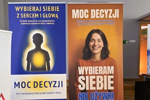 Banery kampanii „MOC DECYZJI – wybieram siebie, nie używki” towarzyszyły wydarzeniu w sali sesyjnej Urzędu Miejskiego.