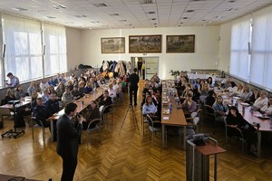 Widok z tyłu sali na słuchaczy podczas trwającej prelekcji.