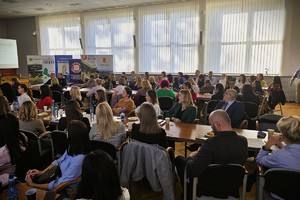 Sala z uczestnikami konferencji, w tle banery kampanii i logo partnerów.