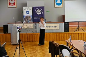 Prelegentka prowadzi wystąpienie podczas konferencji profilaktycznej.