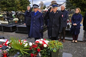 Służby mundurowe w postawie honorowej przy grobach osób zasłużonych.