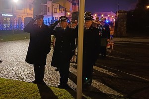 uczestnicy składają wiązanki kwiatów w miejscach pamięci narodowej